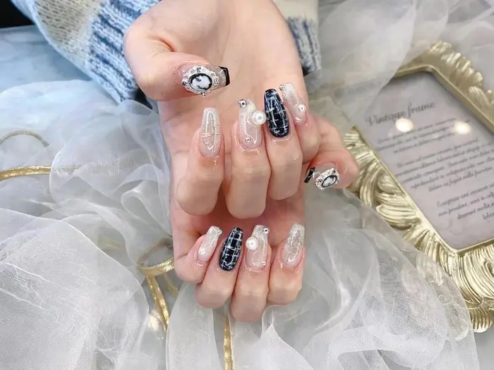 デザインが可愛いと大好評だったツイードアート パールやパーツで仕上げが人気 My Nail所属 My Nailのネイルデザイン ミニモ