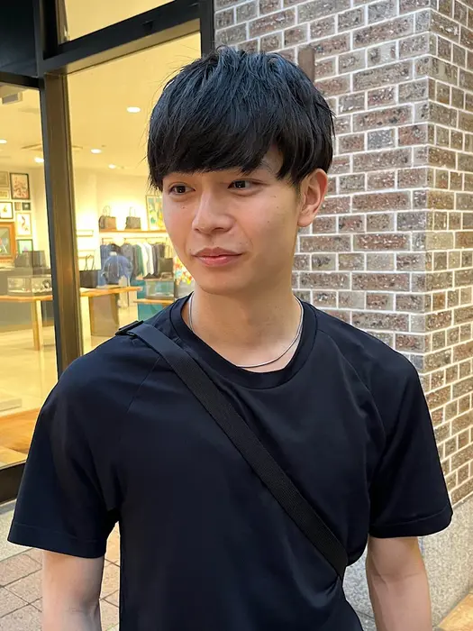 ありがとうございます。こちらの写真の髪型は、ナチュラルな束感を活か?...