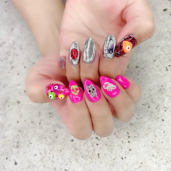 Instagram Kozue Nail ホイルラメのシルバーと ネオンピンクでアシメネイル Private Nail Salon K所属 Salon ｋのネイルデザイン ミニモ
