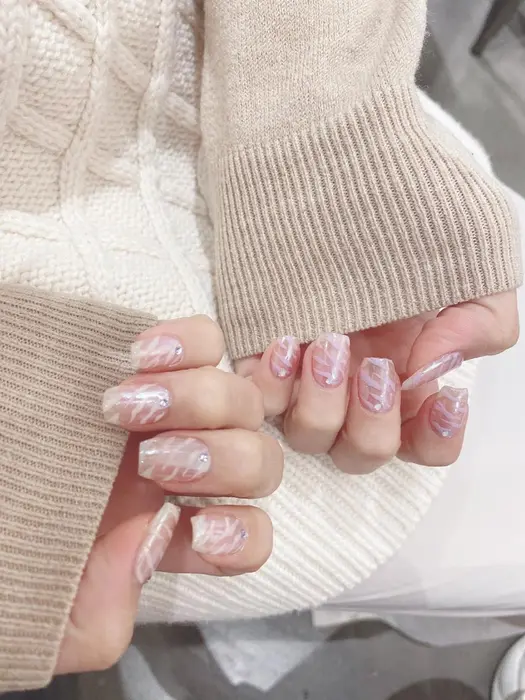 かわいいスタッフにやってあげたネイル ゼブラ柄は片手ずつ色違いでございます Nes Nail所属 Nes Nail Satsukiのネイル デザイン ミニモ