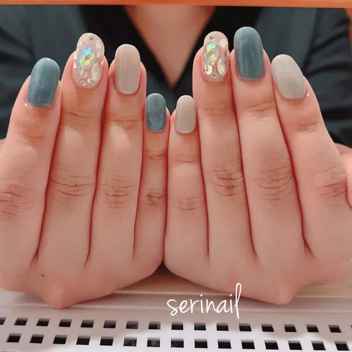 グレーと透明感のあるネイビーで落ち着いたネイルにポイントでビジューを ビジューネイル ネイ Serinail所属 Yu Miのネイル デザイン ミニモ