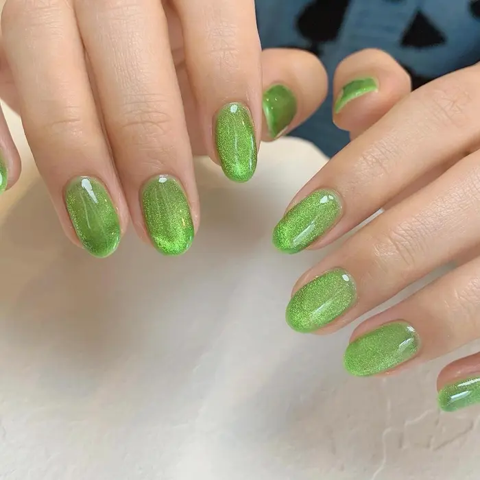 蛍光グリーンのcolorの上に グリーンのmagnet メロンソーダみたい Ai Nail所属 Ai のネイル デザイン ミニモ