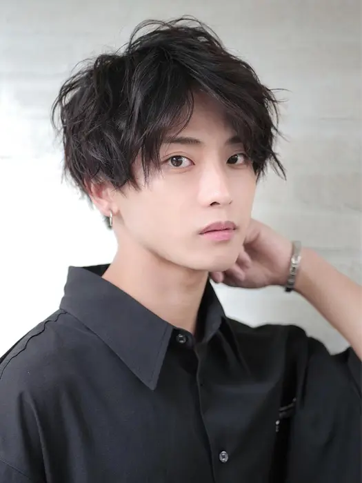 パーマで大変身 少し長めの髪にはパーマがオススメ 他の所で上手くいかなかった イメージと違ったな Emanon 新宿東口所属 メンズカットのプロ 田中慎一のヘアカタログ ミニモ