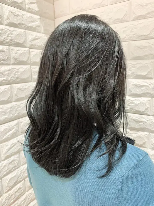 根元の暗さを活かした毛先にかけてのオリーブのグラデーションにさせて頂きました Ash中目黒店所属 藤原 まどか のヘアカタログ ミニモ