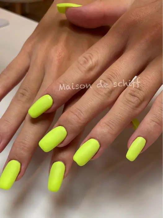 ネオンワンカラー マットコーティング 夏カラーでもマットにすると 質感で秋よりな感じに Maison De Schiff 所属 ネイリスト Manahaのネイルデザイン ミニモ