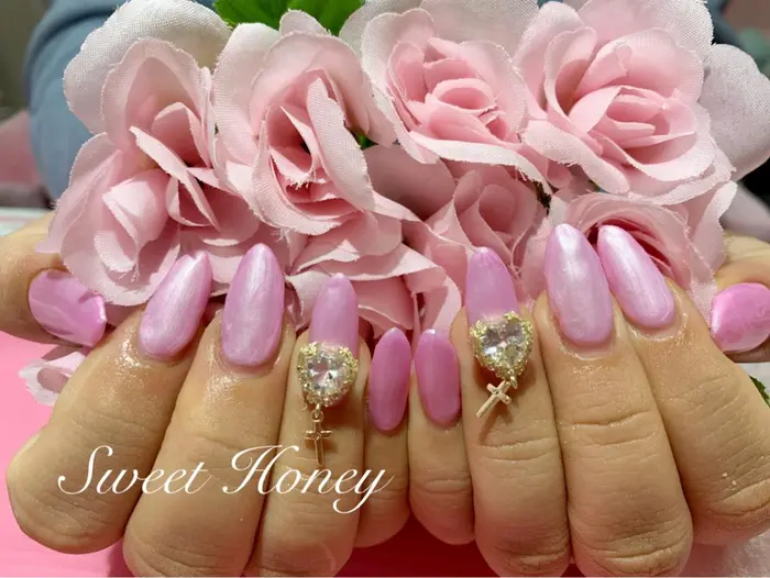 パールピンクネイル シンプルだけど ちゃんと派手なネイルです 多種多様なネイルパーツ ネイルピ Sweet Honey所属 叶恋 かれん のネイル デザイン ミニモ