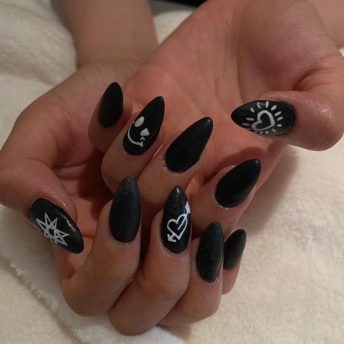 ロゴネイル 有名アーティストさんのロゴネイル 黒マットに白でロゴって主張があるけど落ち着いて Nail Salon R所属 Nailsalon Rの ネイルデザイン ミニモ