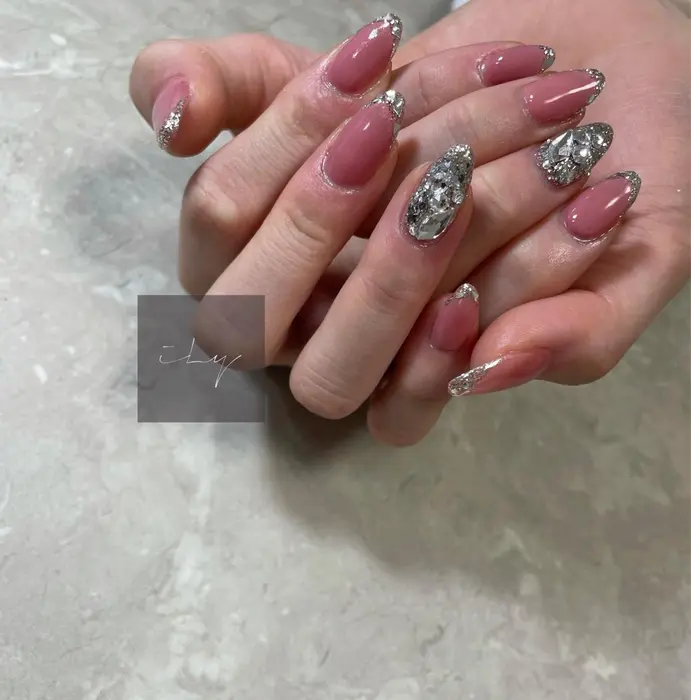500でガラスフレンチにアレンジ 埋め尽くしでさらにキラキラ 埋め尽くしは1本 300で Ily Nail Salon所属 Ily Nail Yuiのネイルデザイン ミニモ