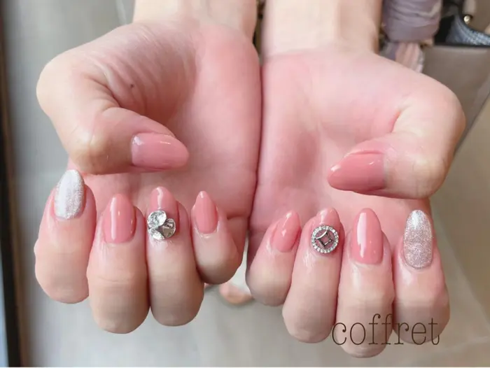 ハンドジェルネイルアート2本コースのお客様 Vカットとパーツでシンプルで可愛い ありがとうござい ブレスコフレあべの店所属 小山 穂波のネイル デザイン ミニモ