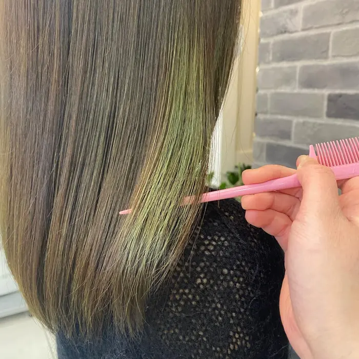 ワンカラーで緑を強めにしたマットカラーです ブリーチ履歴がある部分は発色がとても綺麗です Ash淵野辺店所属 縮毛矯正 パーマ募集 小野瑞季 のヘアカタログ ミニモ