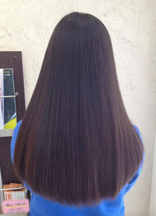 縮毛矯正とカットは段を敢えて入れずに 中を軽くすることで 表面もさらっさらヘアで艶を出しました リンクス大船店所属 品田 詩織のヘアカタログ ミニモ