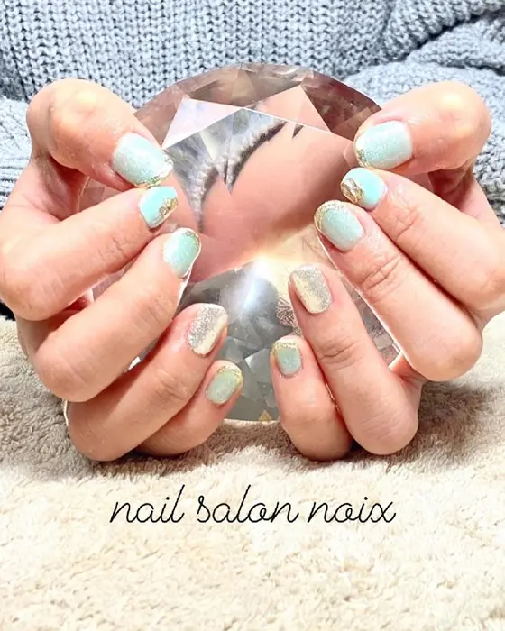 春ネイル サンプルデザインからお選び頂きました ベースカラーをグリーンとグリーンラメを使用し 薬 Nail Salon ノア所属 Y Kurumiの ネイルデザイン ミニモ