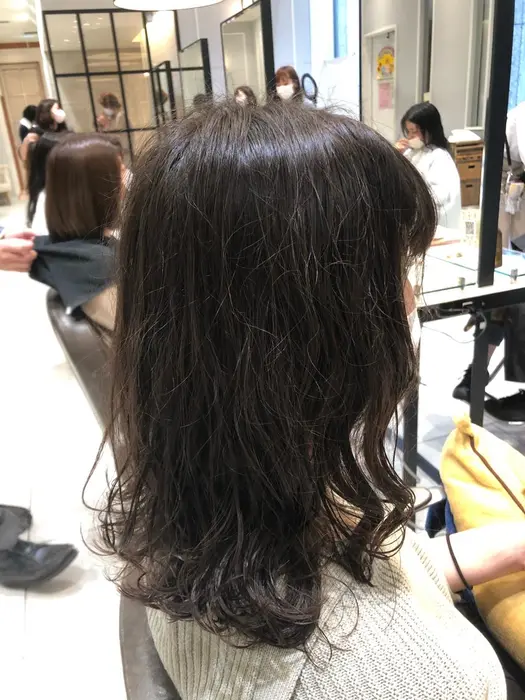 直毛の方でばっさりイメチェンされたい方は パーマをかけるのがおすすめです 結んでよし おろしてもよ Neolive Ginza所属 ニュアンスパーマ おおや ともみのヘアカタログ ミニモ