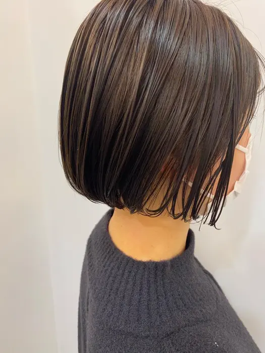 ぱっつんボブ オリーブベージュ ブリーチをしないで明るいカラー剤で一旦明るくした上からオリーブカラ Knot Hair Products所属 馬見崎 理奈のヘアカタログ ミニモ