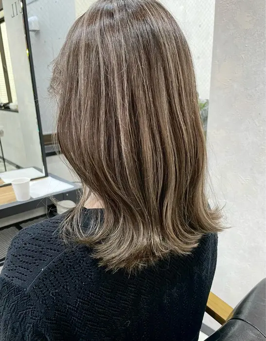 細めたくさん大人ハイライト ミディアムのくびれヘアとも相性ばっちり 立体感と女性らしさで大人女性 Cecil Hair所属 大人ヘア ハイライト 岡崎勇人のヘアカタログ ミニモ