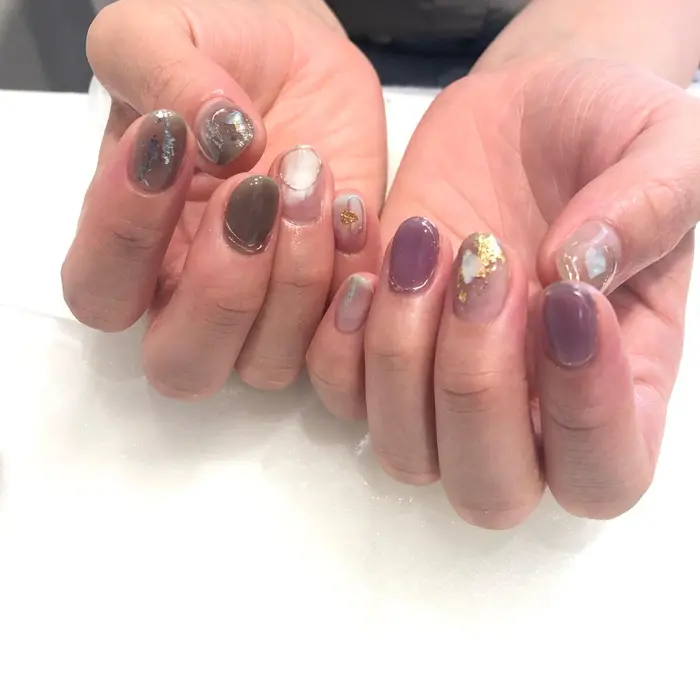 左右で色味を変えるのもかわいいですね Earth甲府昭和店所属 Earth Nanaのネイルデザイン ミニモ