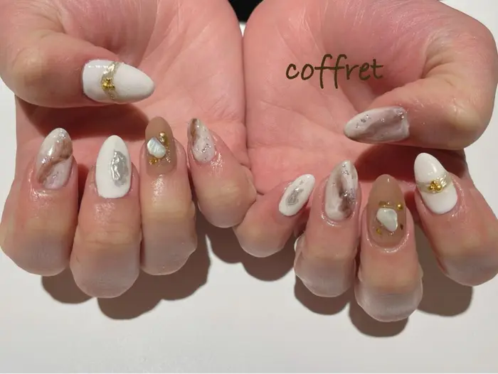 ジェルネイルアートつけ放題のリピーターのお客様 ニュアンス天然石にミラーを使ったデザイン オシ ブレスコフレあべの店所属 小山 穂波のネイル デザイン ミニモ
