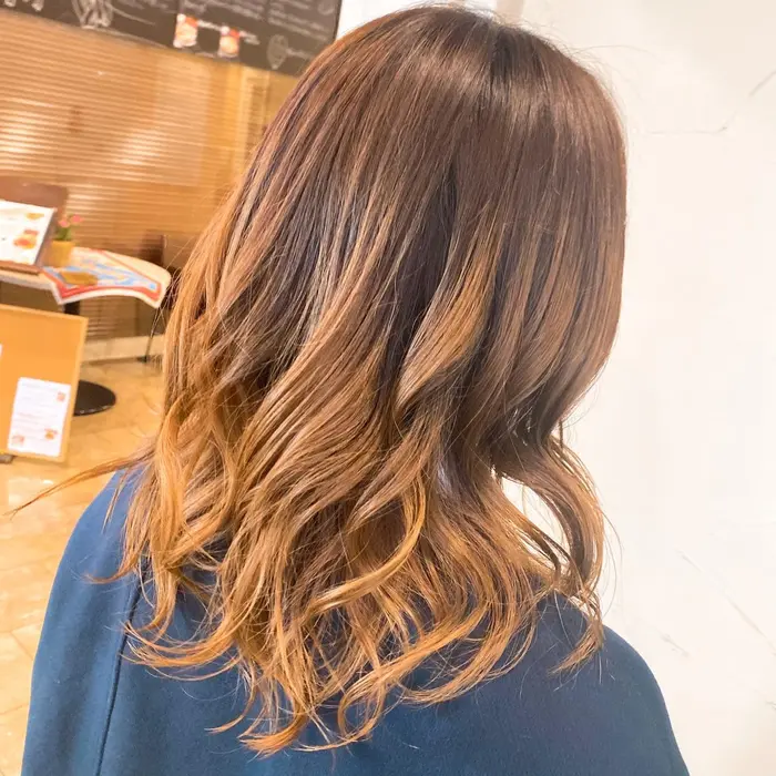 顔周りレイヤー 前上がりミディアム 表面のレイヤーをたっぷり入れるだけで 巻いてもストレート Visage Act所属 西屋敷 咲紀のヘアカタログ ミニモ