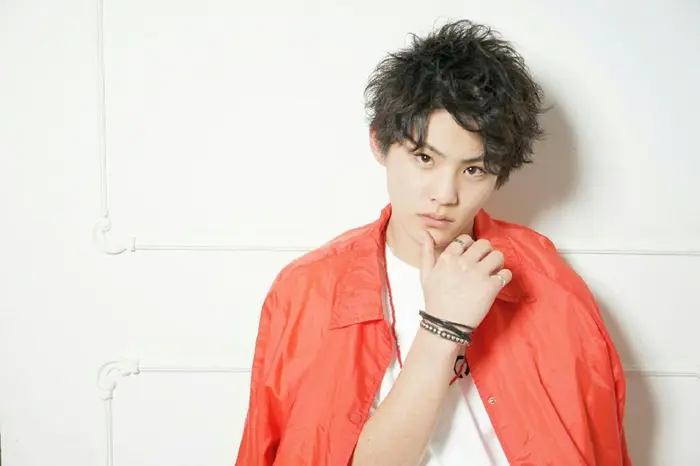 束感が出やすいようにカットをし 内巻き 外巻きをmixで巻いたアップバングパーマスタイル Go Today Shairesalon所属 10月 武田駿 縮毛矯正ダウンパーマのヘアカタログ ミニモ