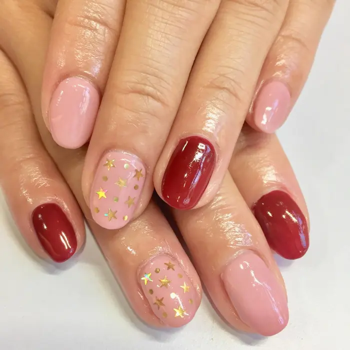星 のホログラムがアクセントに ワンカラー 1色 ホロ埋め Coloreコローレ所属 桐山 敦子のネイル デザイン ミニモ