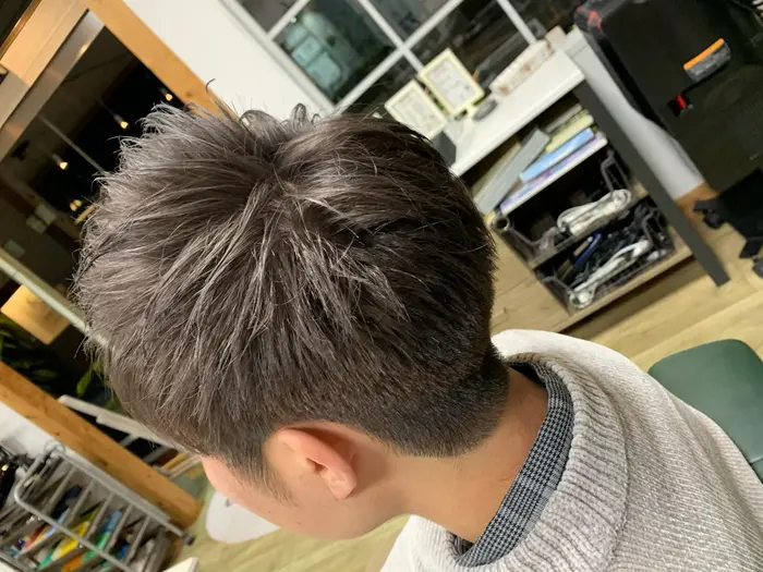 ダブルカラー シルバー系のカラーはメンズに人気です アトリエナイン所属 佐藤 真惟のヘアカタログ ミニモ