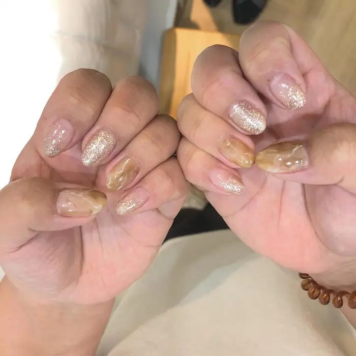 ネイル 大理石風ネイル ラメグラデーション アンジェリカミッシェル津田沼所属 森田 有紀のネイルデザイン ミニモ