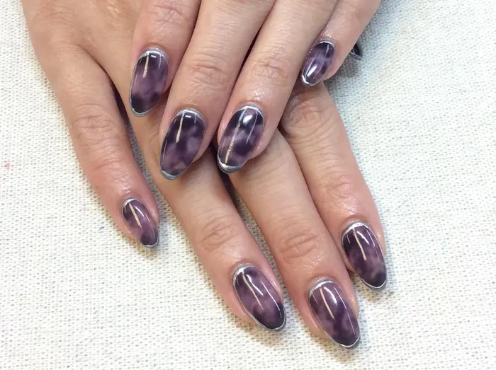 深みのあるパープルで描いたニュアンスネイル 無造作に囲んだメタリックシルバーがトレンド感を演出して Nail Studio Lucina所属 渡辺 の ネイルデザイン ミニモ