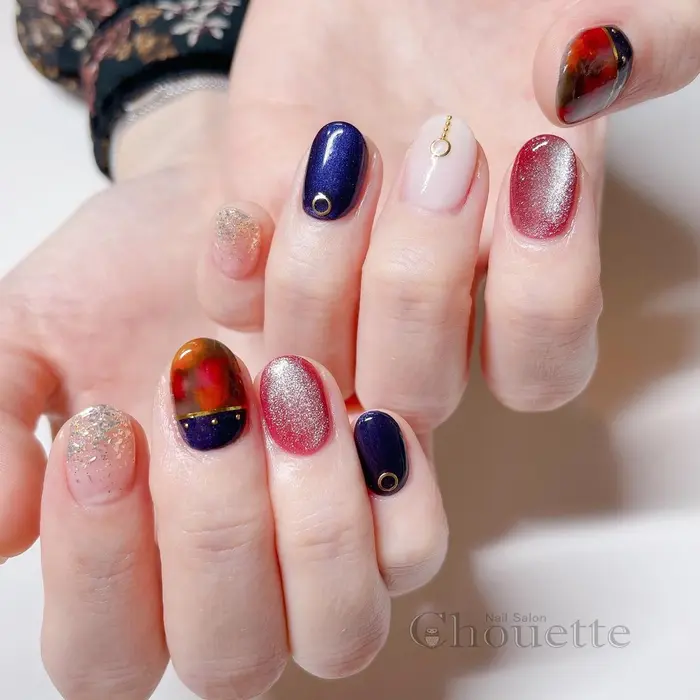 赤 白 ネイビー 透け感のある赤にシルバーのマグネットをかけたらとってもいい感じ 実は Chouette 小俣ゆうこ所属 Chouette 小俣ゆうこの ネイルデザイン ミニモ