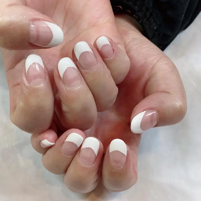 白 深めフレンチ Elixir Nail 新橋所属 エリクサーネイル新橋 中村のネイルデザイン ミニモ