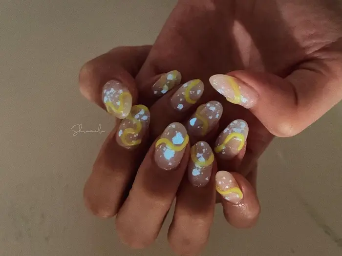 ネオンネイル 夜光ネイル ブラックライト 韓国ネイル ニュアンスネイル 個性派ネイル Merrow 横浜元町店所属 Maisonde L Angeの ネイルデザイン ミニモ