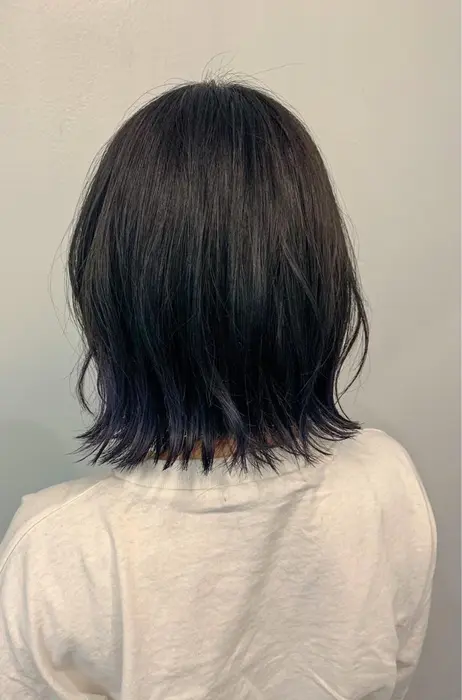 ダークグレーネイビーパープル 深めのグレーからの ネイビーパープルの裾カラー 主張しすぎな Sun所属 ウルフ ボブ 指名no 1山田梨奈のヘアカタログ ミニモ