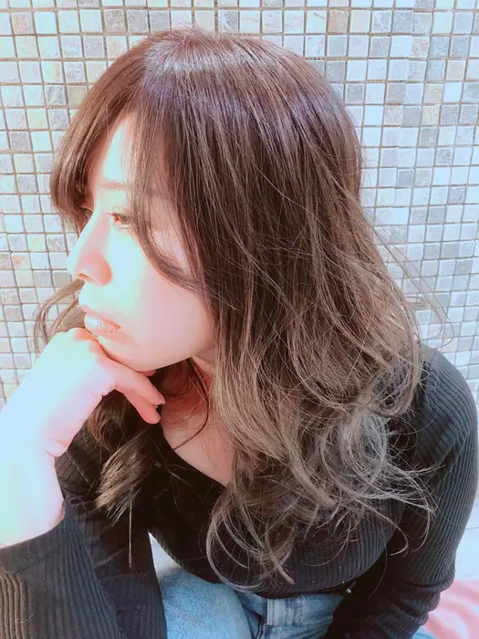 スタイル撮影 アッシュベージュのグラデーションカラーを３２ で ニュアンスカールに アディクシー Tylco Gemma Of Bona 所属 小島 千明のヘアカタログ ミニモ