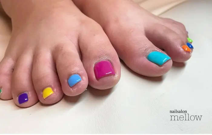 カラフルフットネイル 夏カラー詰め込みました Nailsalon Mellow所属 大山 浩美のネイルデザイン ミニモ