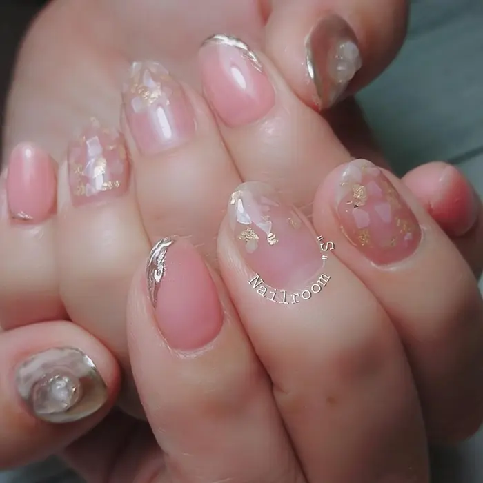 花びらみたいにシェルを散らした春ネイル Nailroom S 所属 酒井 悠美子のネイルデザイン ミニモ
