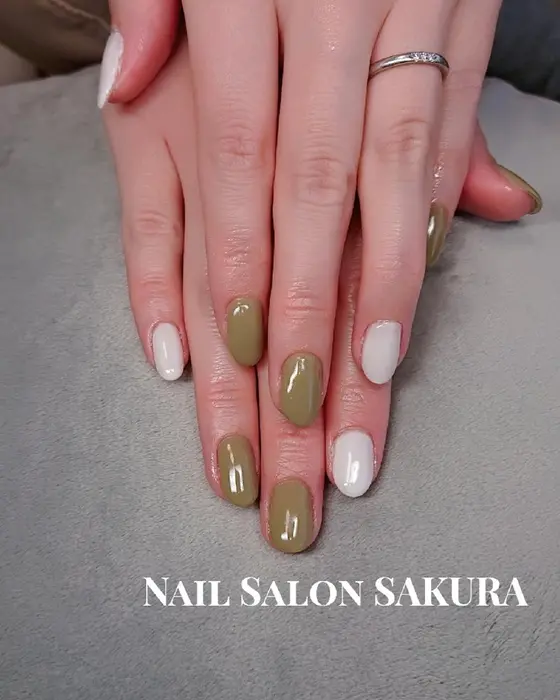 春っぽいグリーン ホワイト お色の調合が難しくお時間かかってしまいすみません かわいいお子さ Nail Salon Sakura所属 金谷 司織の ネイルデザイン ミニモ