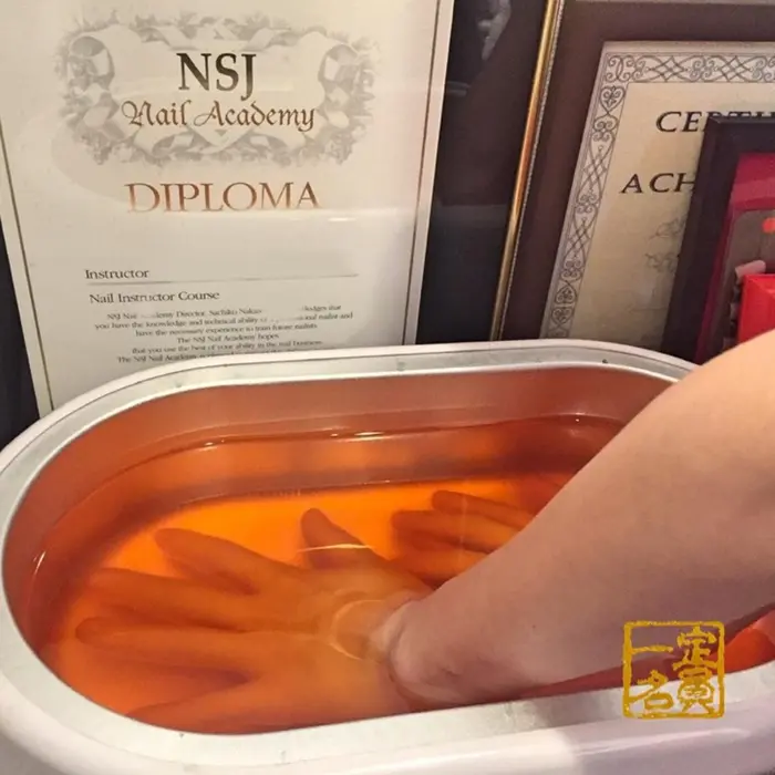 パラフィンパック 溶けた蝋に手を浸し 蝋で手指をパックして剥がします 乾燥が特に気になる方に 定員一名所属 定員一名 0o 秋 O0のネイル デザイン ミニモ