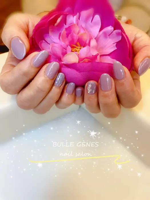 御来店誠に有難うございます 紫色は 高級感の象徴であり 美意識のこだわりをアピールできる特徴的な ネイルサロン ブルジェーヌ所属 ブルジェーヌ 横浜関内店のネイルデザイン ミニモ