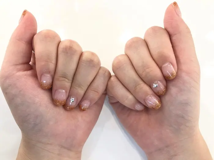 ブロンズラメのグラデーション サロンドソレイユ 八事店所属 サロンドソレイユ 八事店 石黒のネイルデザイン ミニモ