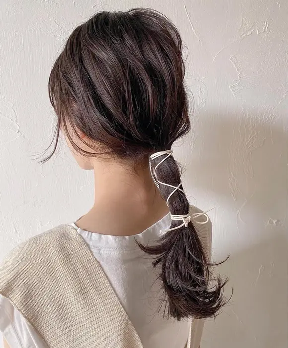 26mmのコテでなみウェーブした後 結んで紐を巻きつけるだけの簡単アレンジ 顔まわりのカットでア Craft Hair Design所属 神原 ありさのヘアカタログ ミニモ