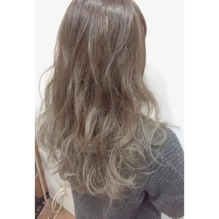 ワンブリーチからのアッシュグレーのグラデーションカラー ブリーチなしでのカラーが得意な分 Mina By One S所属 Romand Tomoyaのヘアカタログ ミニモ