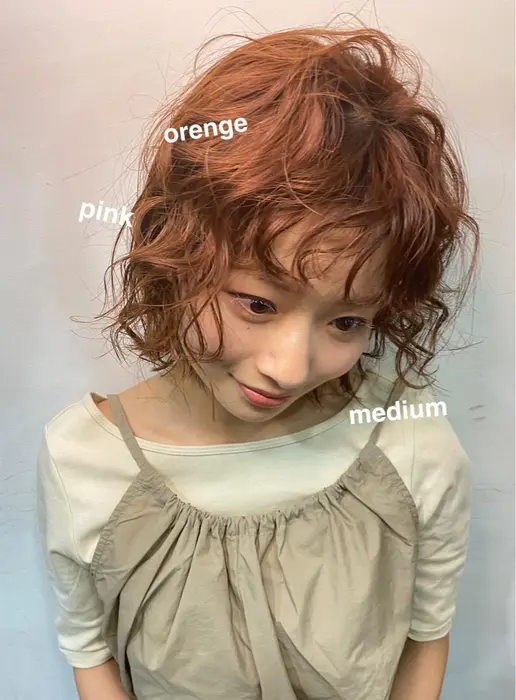 ミディアムヘアーにパーマスタイル 春は柔らかい印象に服もヘアも変えたくなりますね Hair Salon Savoia Vegan Organic所属 デザインカラー Ayumiのヘアカタログ ミニモ