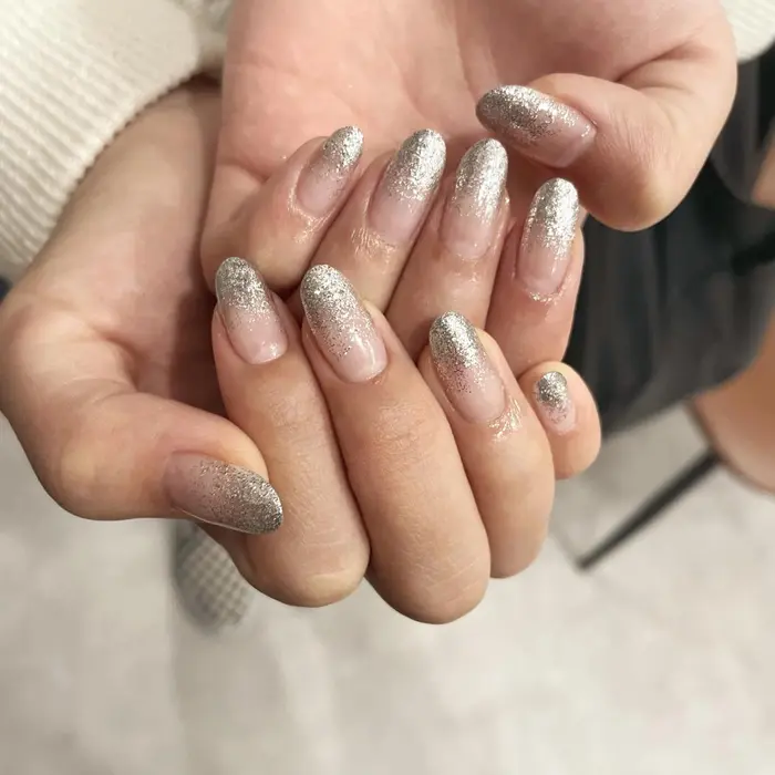 シルバーラメグラデーション グラデーションは伸びてきても伸びてるのが目立ちにくいので オススメで Nailmaison梅田店所属 Fujita Kの ネイルデザイン ミニモ