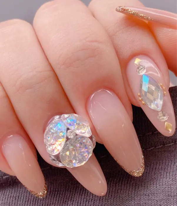 少し前にしたデザイン グラデーションにラメラインとビジューアートに ビジューボール Amy Nail所属 ᵕ Amy Nailのネイルデザイン ミニモ