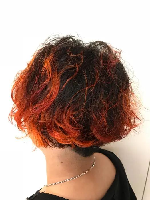 ハイライトからのグラデーションでオレンジヘアに パーマは全体的に少し強めのウェーブ Nyny 河原町オーパ店所属 谷頭 千里のヘアカタログ ミニモ