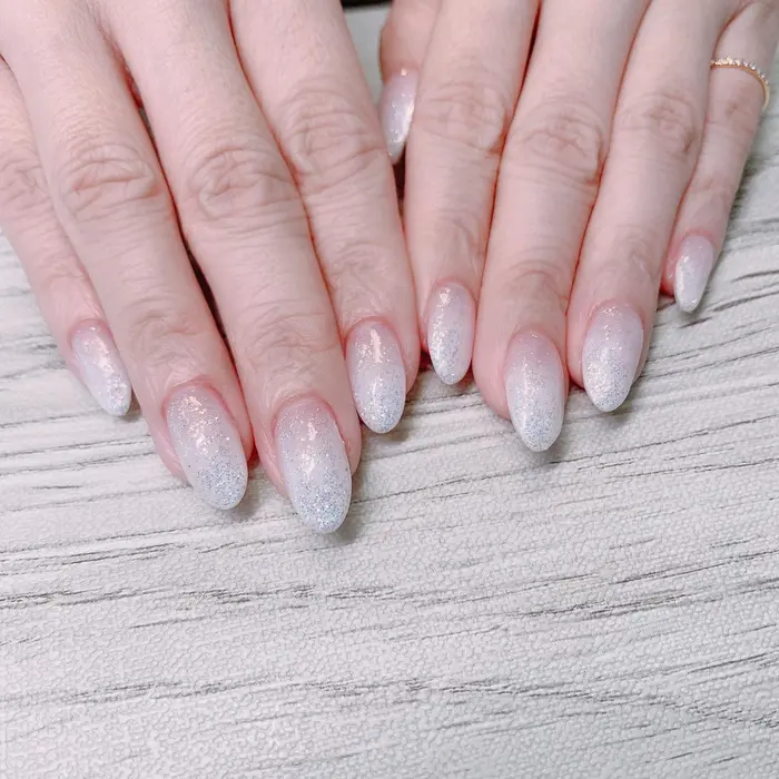 冬にぴったり 白グラデーションにオーロララメがけ Adite Private Nail Salon 所属 Adite Nailのネイル デザイン ミニモ 冬にぴったり 白グラデーションにオーロララメがけ Adite Private Nail Salon 所属 Adite Nailのネイル デザイン ミニモ