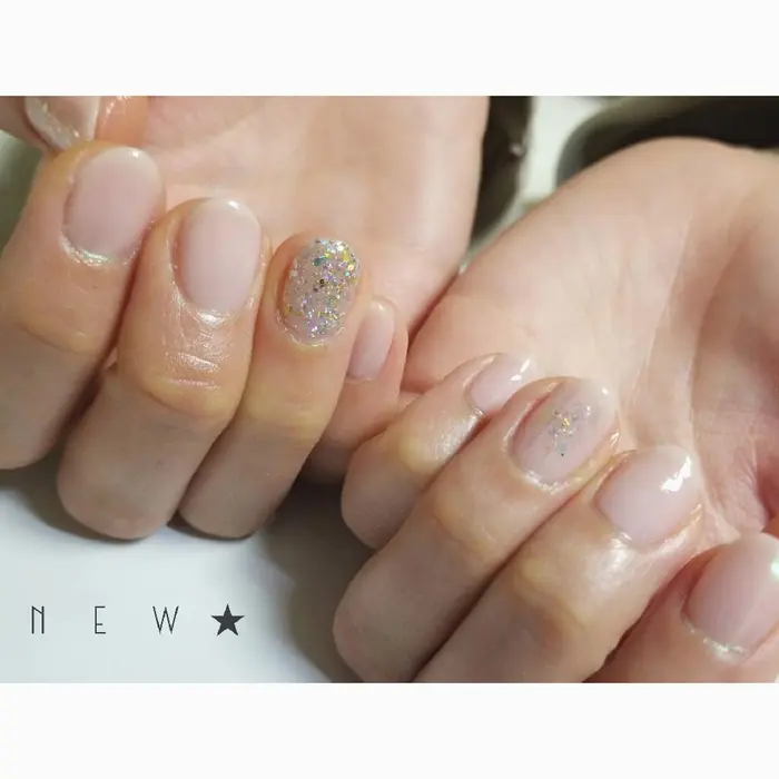 乳白色 シルバーのラメ 自宅ネイルplus1所属 Plus1 のネイルデザイン ミニモ