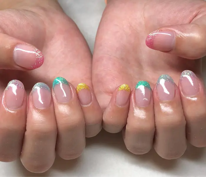 ラメフレンチ〜 オーロラ系のラメ5色でカラフルに 薄めの色で涼し気な
