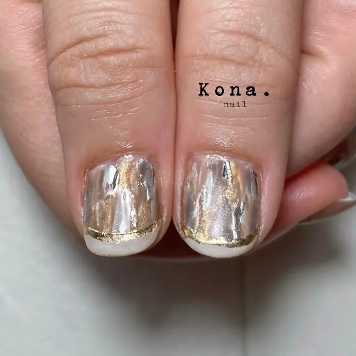 ゴールドとシルバーmixのお洒落フレンチ 様々な輝きの奥行きが可愛い大人なニュアンスネイルです Kona Nail所属 Kona Nail Erika のネイルデザイン ミニモ