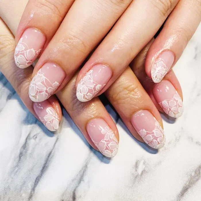 フラワーレース お呼ばれネイルにも オフィス向けネイル Key Nail And Eyelash所属 Key Kiyo のネイル デザイン ミニモ