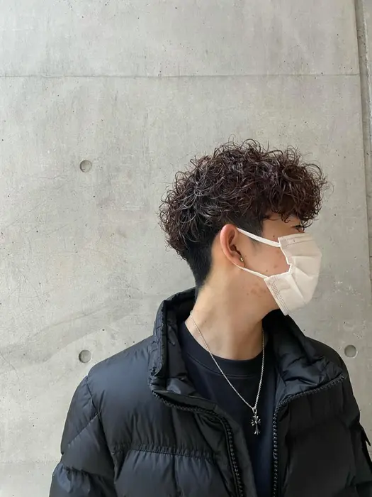 オシャレ男子の中で密かに人気なプードルパーマ スッキリ刈り上げた襟足とハードパーマとの相性バツグ Diptymoila所属 河原 澄真のヘアカタログ ミニモ